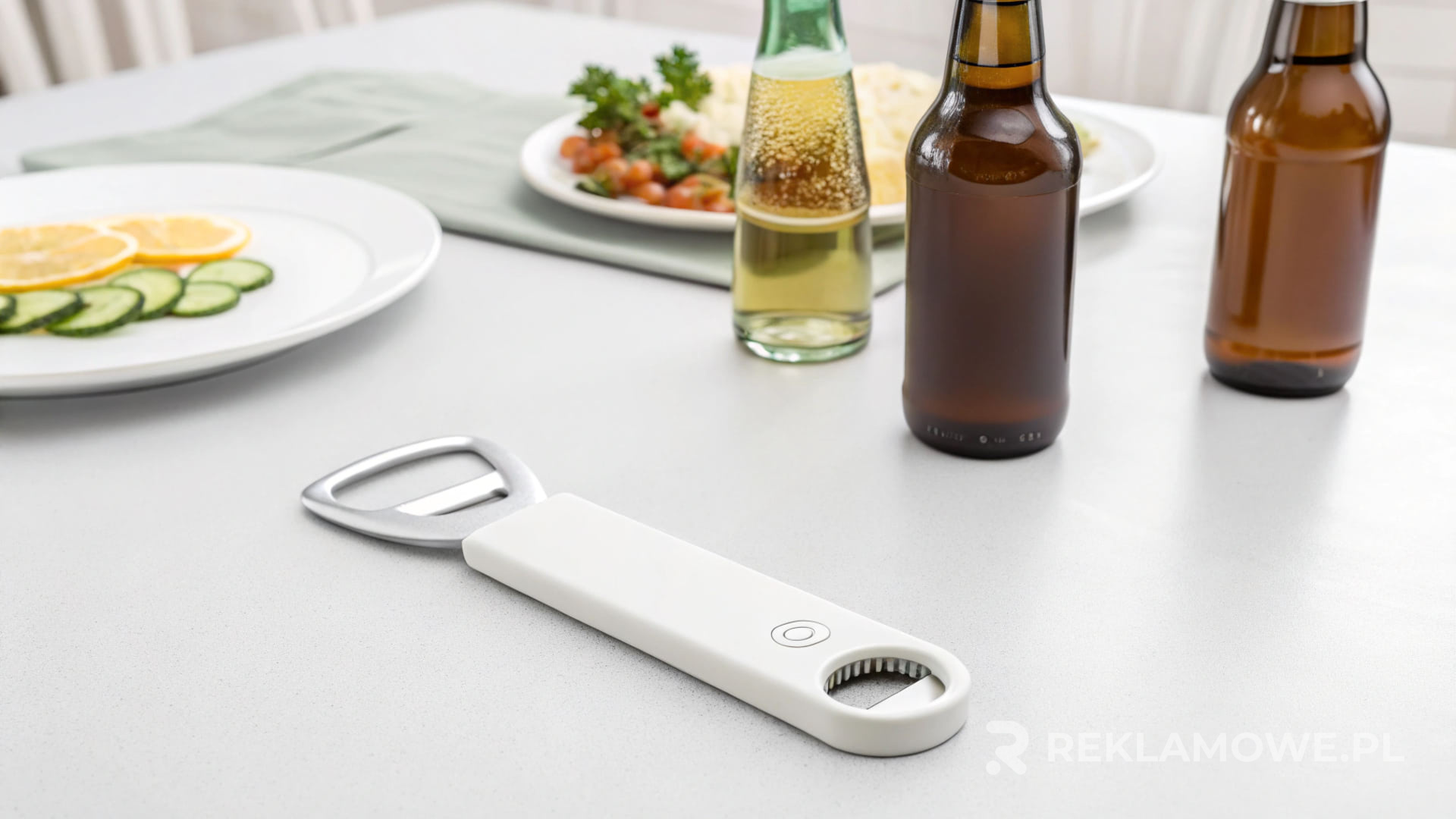 Otwieracz reklamowy na tle różnorodnych produktów