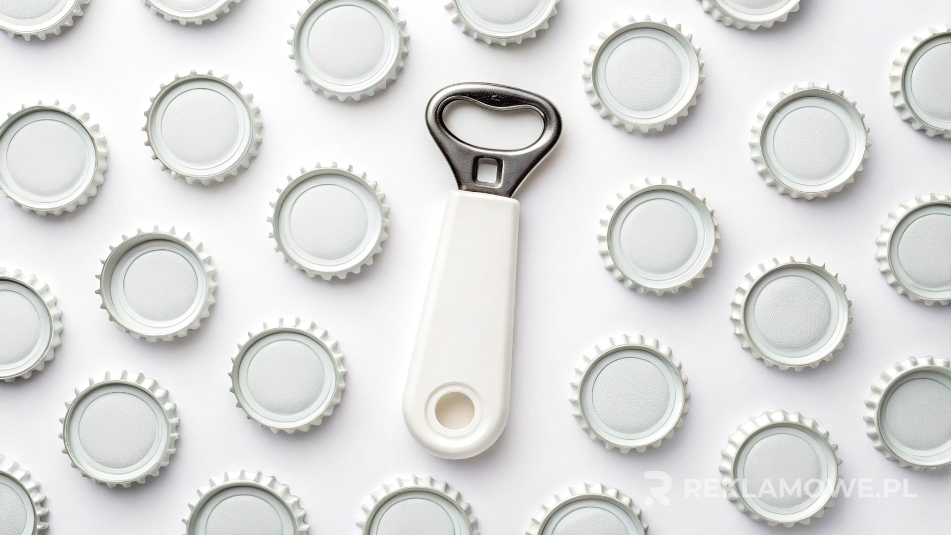 Otwieracz z logo firmy jako przykład personalizacji produktów reklamowych